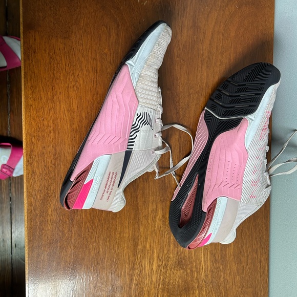 Nike Metcon Pink in 9.5 - Picture 2 of 4